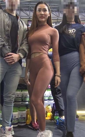 4k-颜值超高紧身衣裤美女前三角勒出诱人月牙（上）[1.49 GB]