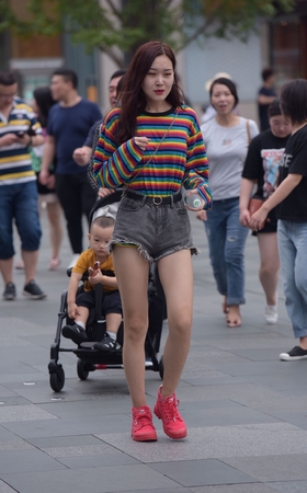 黑色热裤月牙小姐姐