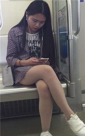 一直低头玩手机的美眉，板鞋热裤丝袜美腿。