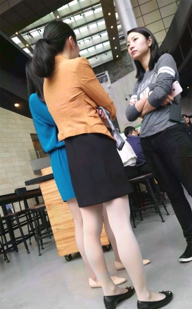 黄色肉丝袜两位大美女