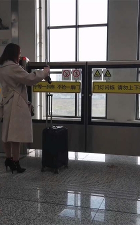 地铁上的黑短靴丝袜美少妇