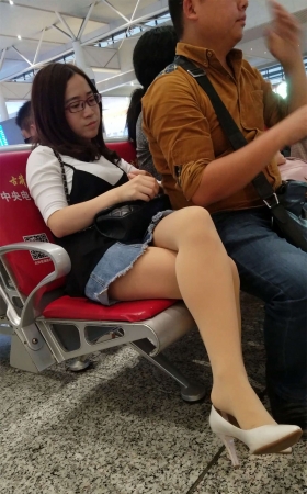 高铁站等车的白色高跟肉色丝袜牛仔短裙少妇