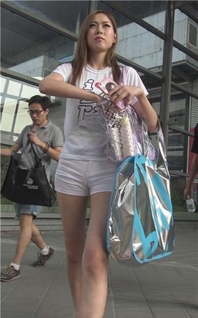 4k-小清新白热裤美眉，配上墨镜更加酷。