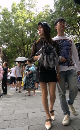 黑色蕾丝裙美女