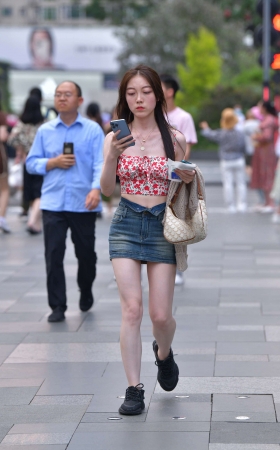 街拍牛仔短裙美女，这背影就很迷人~ [23P]