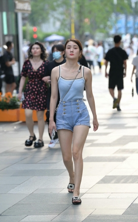 夏日街拍热裤清凉美眉 [18P]
