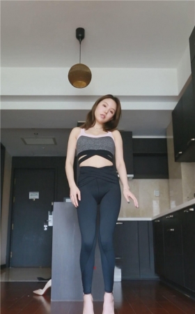 黑裤热舞美女