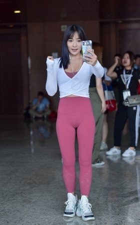 玩直播的甜美小姐姐 回头率真高