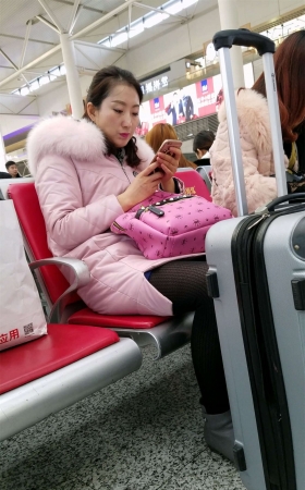 很有感觉的粉色羽绒服街拍丝袜大美女
