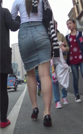 牛仔裙丰腴妹子