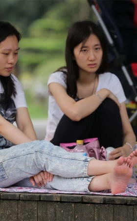 No1349 漂亮女孩丝足动作再含蓄，也让一旁奔放的裸足沦为背景