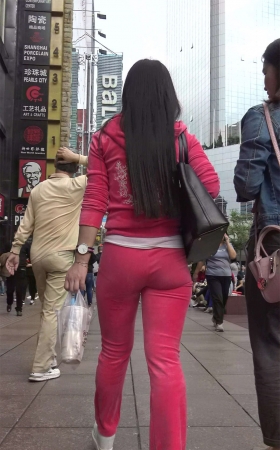 极度诱惑粉色紧身运动套装街拍气质美臀美女