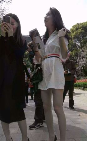 白色连衣裙美颜美女身材好颜值高