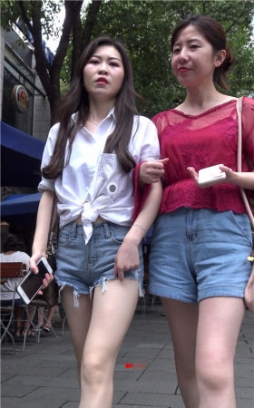 街拍牛仔短裤美女