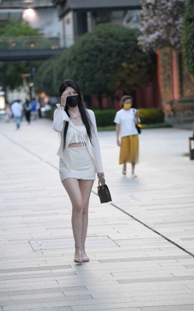 街拍白短裙白皙美腿美女 [23P]