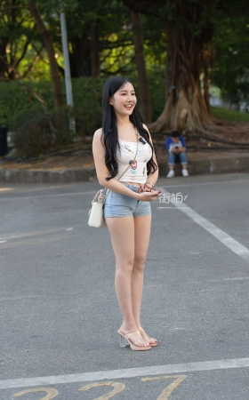 街拍紧致热裤丰满小可爱 [25P]