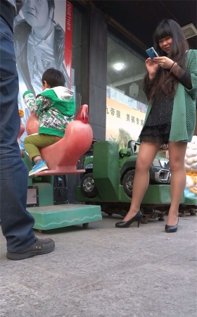 妈妈带孩子玩小车