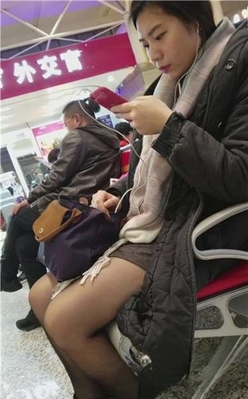 4k-黑丝性感美腿成熟美少妇低头玩手机
