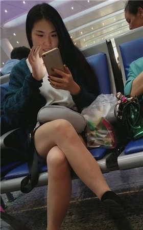 4k-高铁站候车室拍摄极品长腿女神姐姐