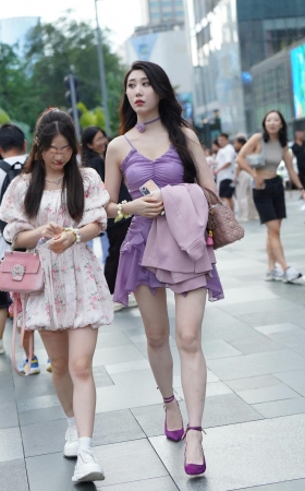 街拍紫色裙长腿高跟美女 [21P]