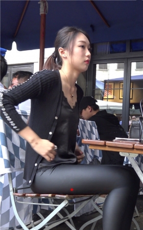 漂亮的极品紧身皮裤美女