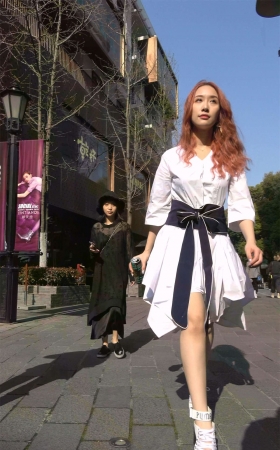 洁白连衣裙酒红色头发美女
