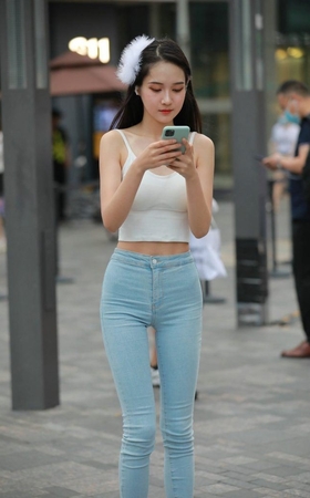 玻璃街拍作品  紧身牛仔裤小仙女 [98P1V-1.92GB]