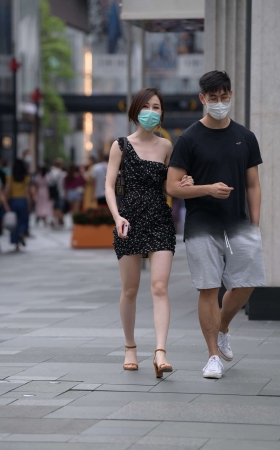 街拍斜肩裙美腿女友 [21P]