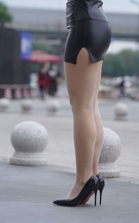 F197紧俏的制服皮裙女孩1572G