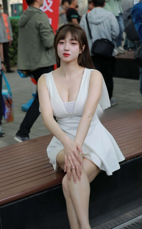 可爱风美腿白裙小姐姐 [24P]