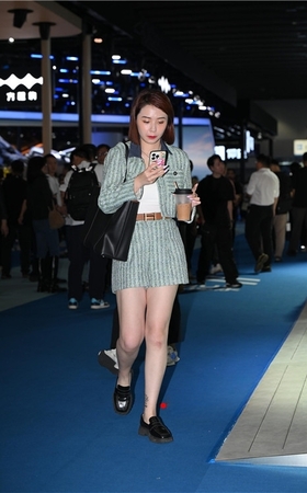 套装短发美女(48P)