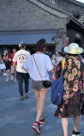 夏日的月牙，你好