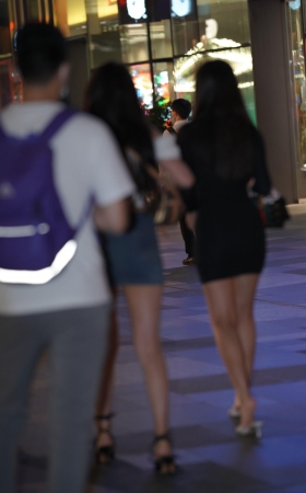 牛仔裙小姐姐