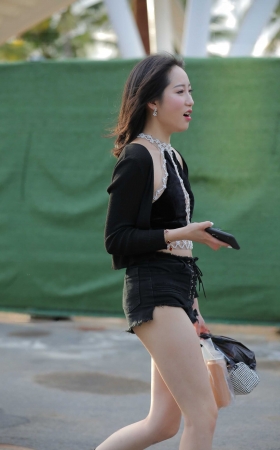 美出天际的长腿女孩 [16P]