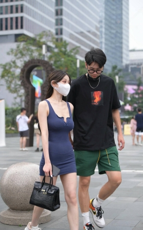 街拍深蓝色包臀短裙女盆友 [17P]