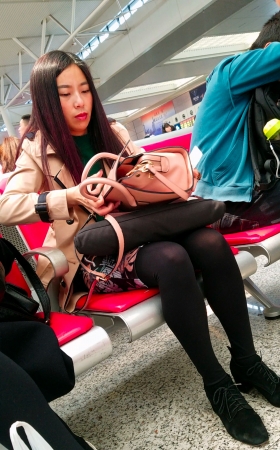 高铁站候车的黑色丝袜包臀裙长发少妇