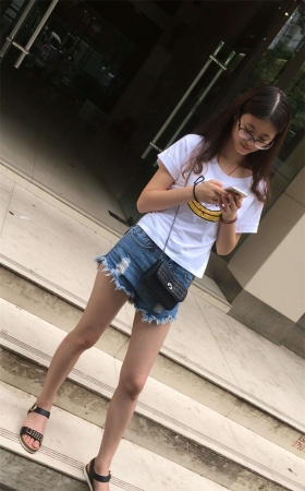 银行门口遇见的大长腿热裤妹子
