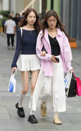 25513-3=51√白色小腿袜，美腿女孩 8P