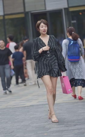 长腿短发气质女
