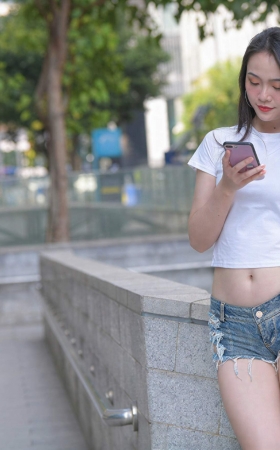 热裤长腿美女