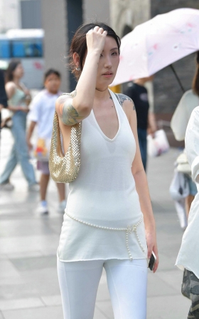 25221-2=72√风韵犹存，美背紧身裤的女人 13P