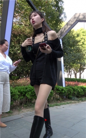 漂亮的黑色长靴美女