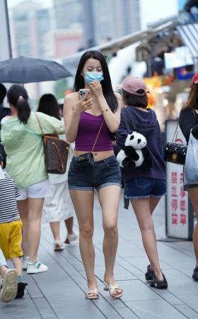 街拍热裤吊带衫美眉 [18P]