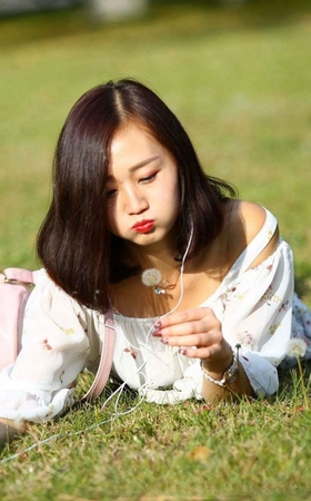校园里爱玩蒲公英的美女3A2374[22.4M]