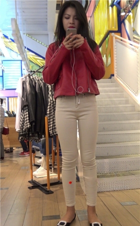 试衣服的白裤美女
