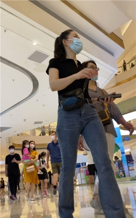 商场里的牛仔裤美女