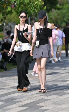 街拍超短JK裙美腿小姐姐 [18P]