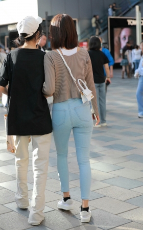 街拍可爱小清新牛仔美眉 [20P]