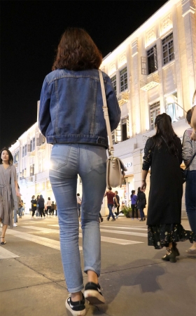 牛仔装卷发美女