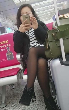 4k-只顾低头玩手机的黑丝性感美女